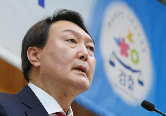 윤석열 신임 검찰총장 '공정한 경쟁질서 확립을 위해'      (서울=연합뉴스) 김도훈 기자 = 윤석열 신임 검찰총장이 25일 서울 서초구 대검찰청에서 열린 취임식에서 취임사를 하고 있다. 2019.7.25      superdoo82@yna.co.kr  (끝)